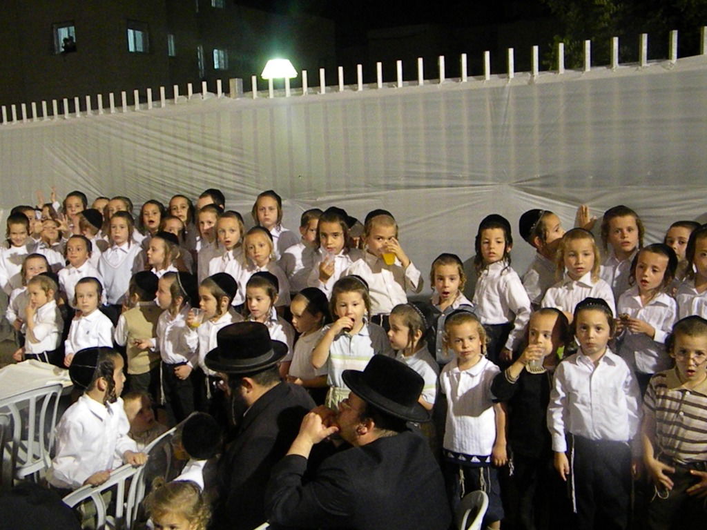 צמרת ויז´ניץ בחנוכת החיידר בברכפלד