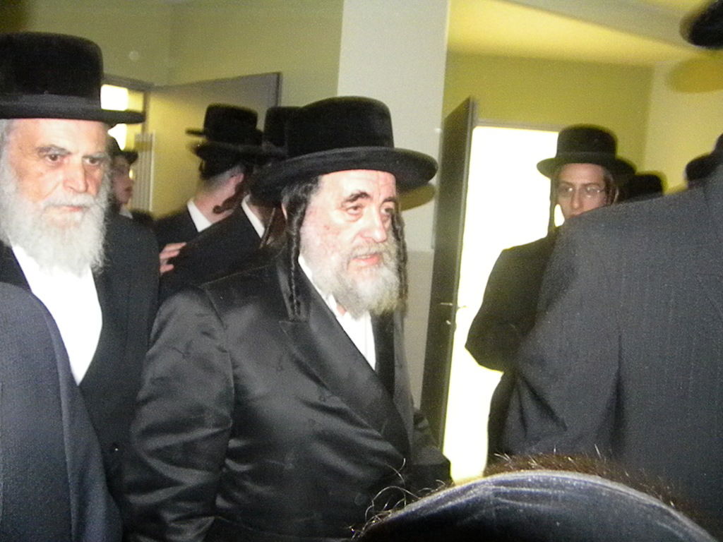 צמרת ויז´ניץ בחנוכת החיידר בברכפלד