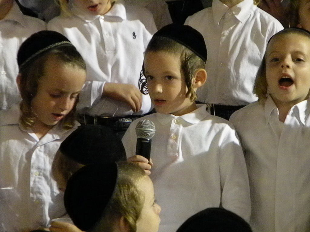 צמרת ויז´ניץ בחנוכת החיידר בברכפלד