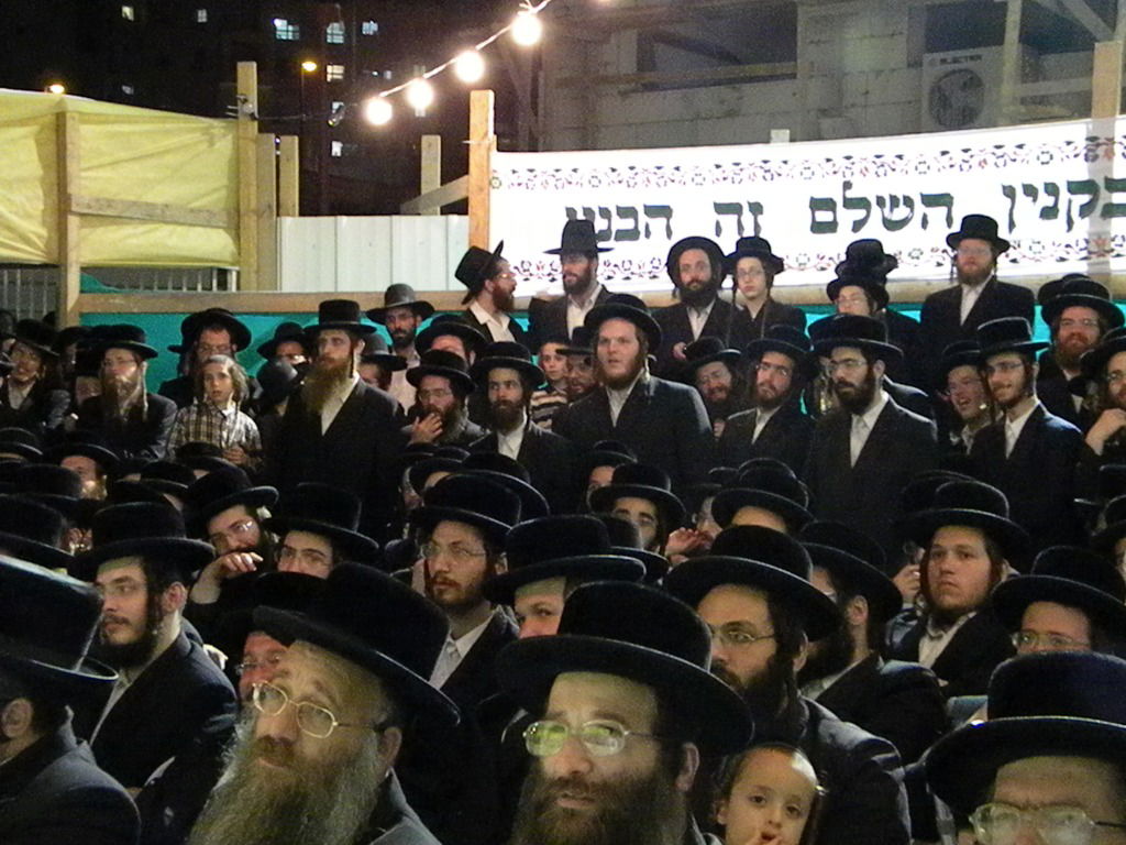 צמרת ויז´ניץ בחנוכת החיידר בברכפלד