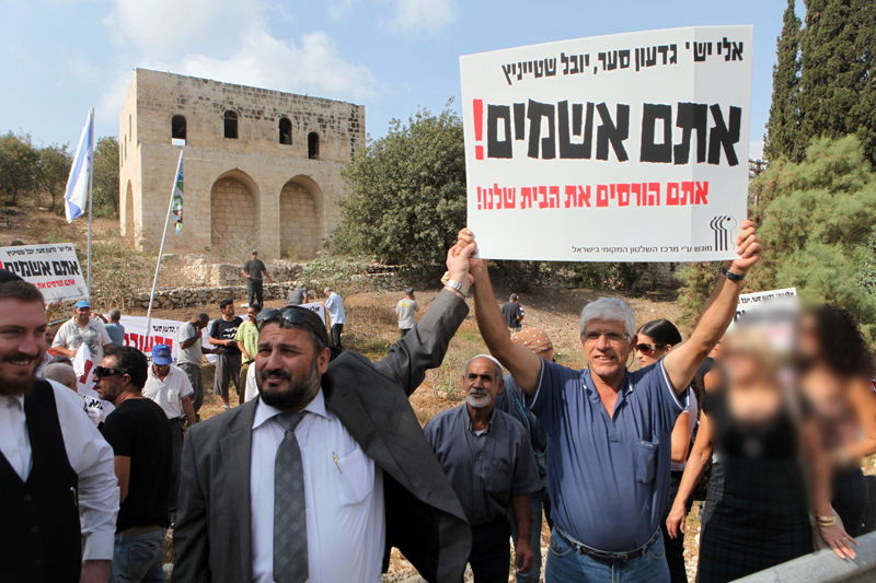 אבוטבול עם שלט נגד ישי; מקורבי ישי: "מבינים אותו"