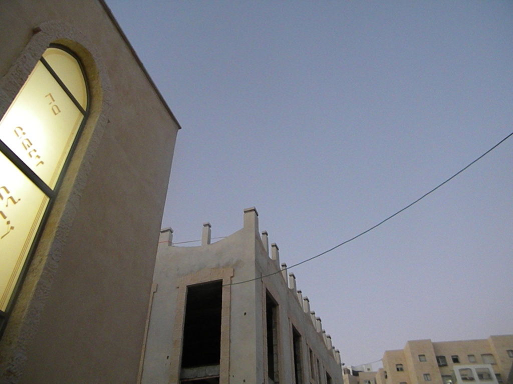 מודיעין עלית: החשמל נותק, והאדמו"ר התפלל בחושך