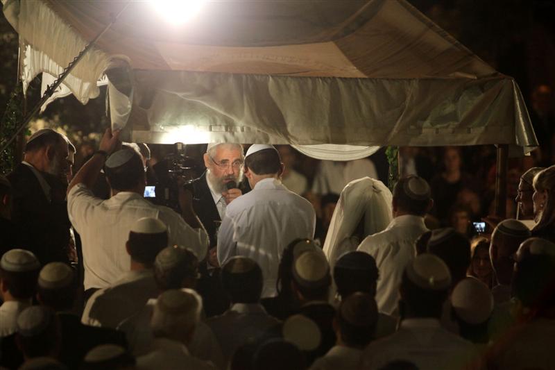 בחתונת בנו: מפגן תמיכה ברב אלון