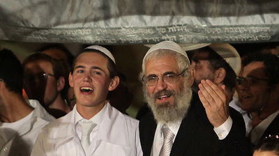 בחתונת בנו: מפגן תמיכה ברב אלון