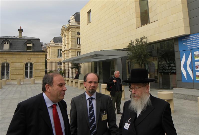 ביציאה ממרכז ה-OECD יחד עם שגריר ישראל למרכז