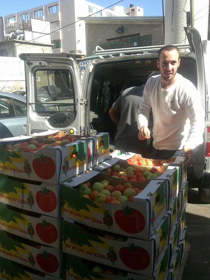 משבר? בבני-ברק חילקו 2 טון עגבניות