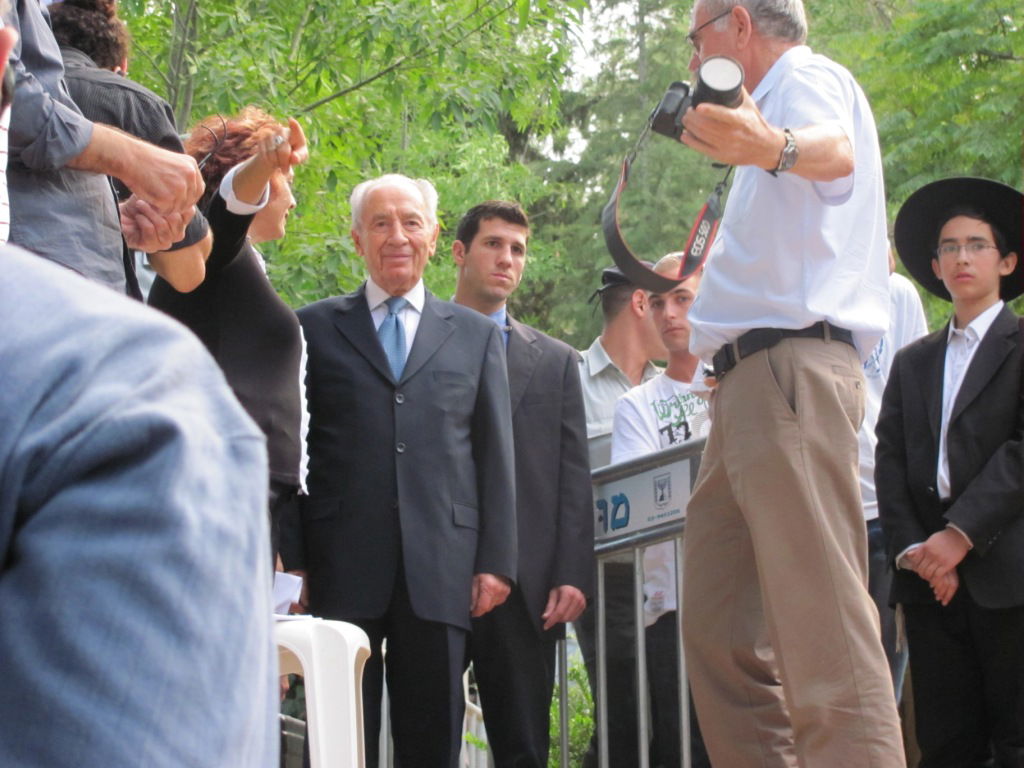 בנו החרדי של גנדי הכניס במירון ס"ת לזכר אביו ז"ל