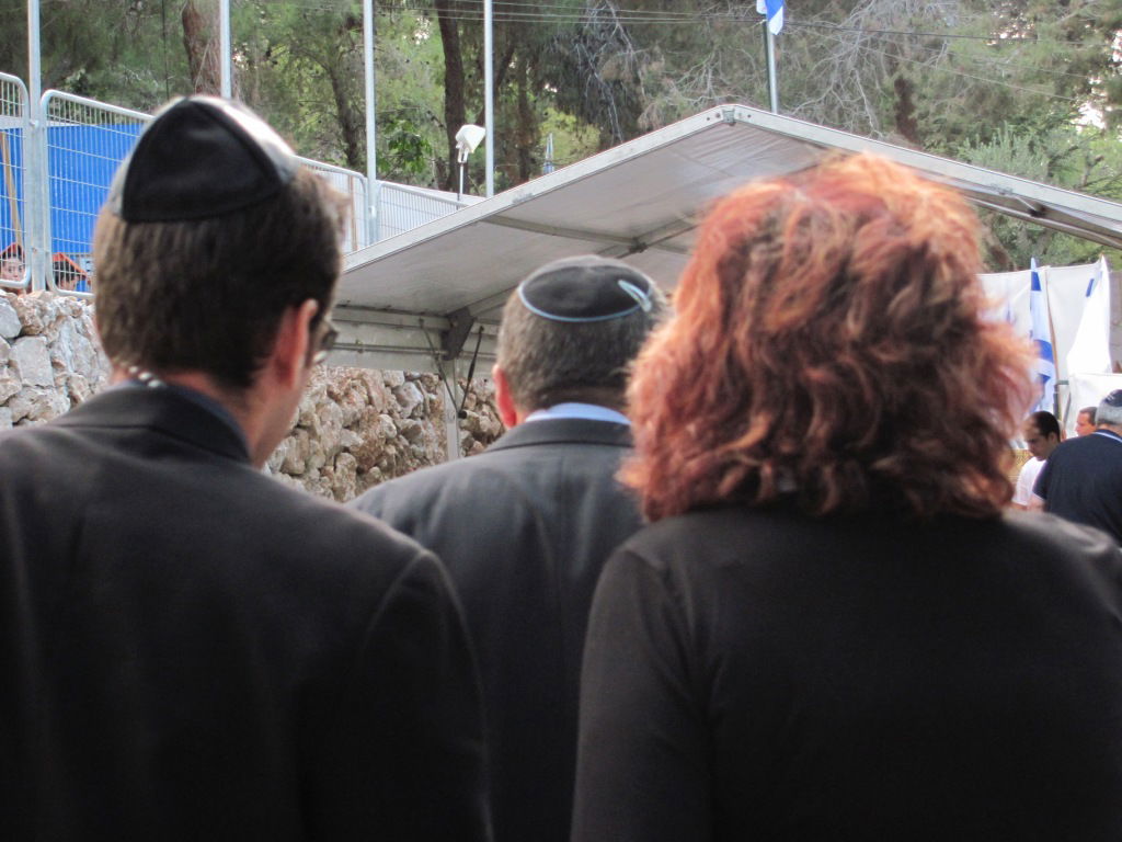 בנו החרדי של גנדי הכניס במירון ס"ת לזכר אביו ז"ל