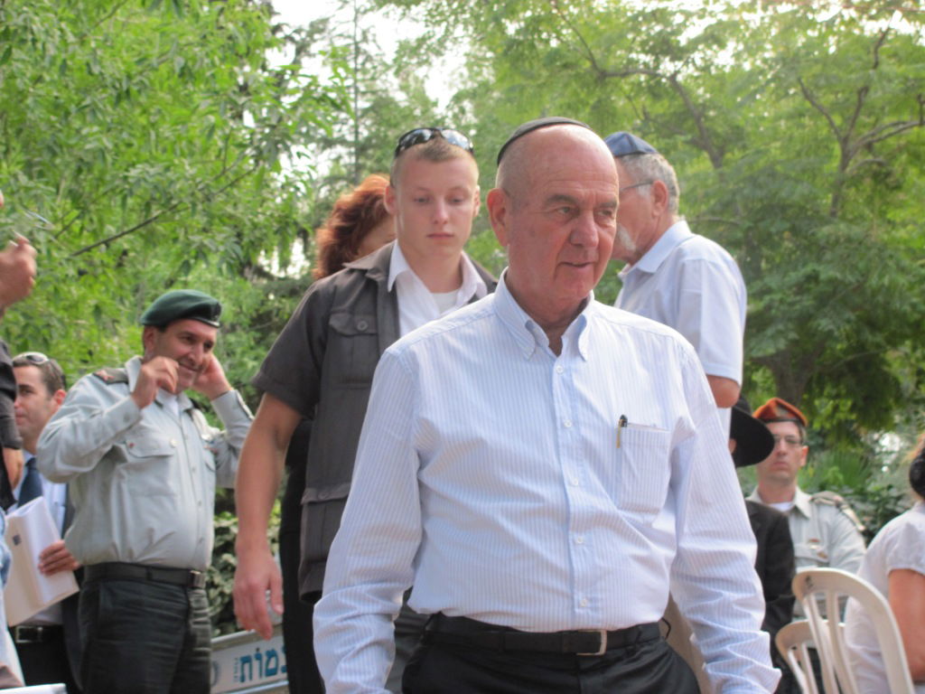 בנו החרדי של גנדי הכניס במירון ס"ת לזכר אביו ז"ל