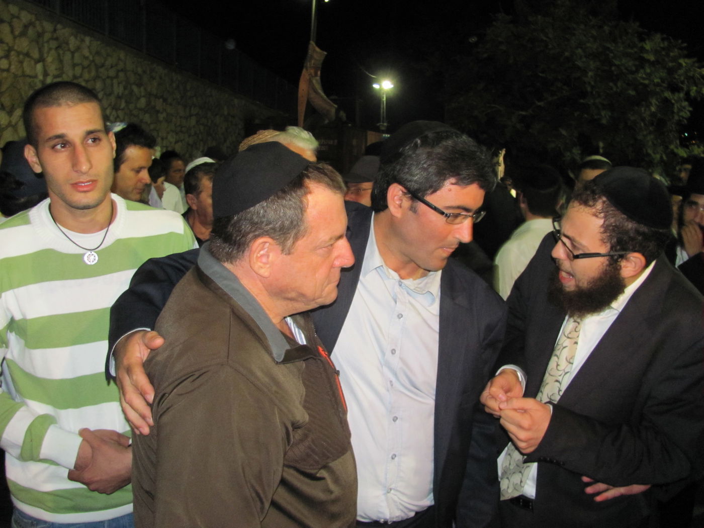 בנו החרדי של גנדי הכניס במירון ס"ת לזכר אביו ז"ל