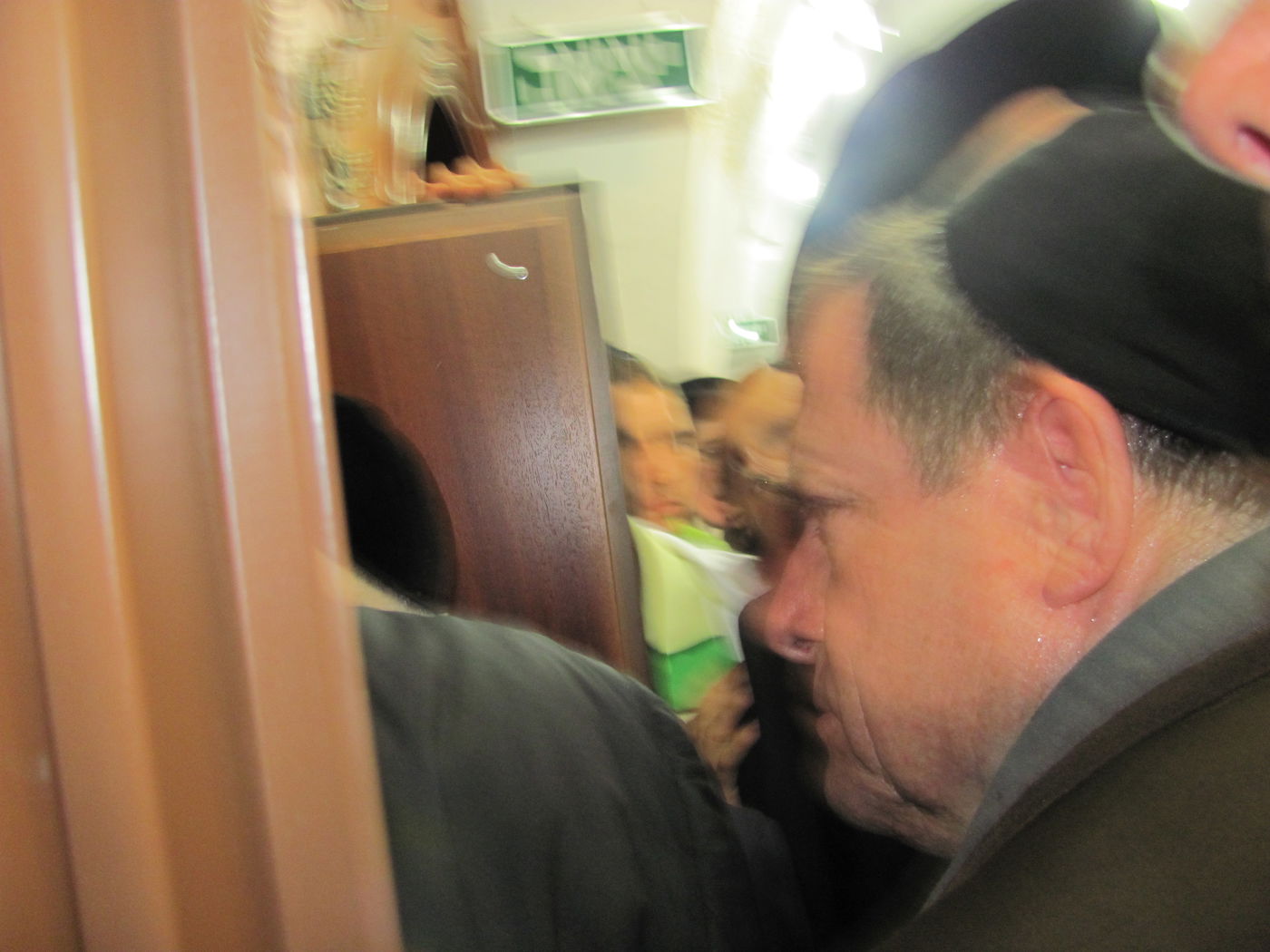 בנו החרדי של גנדי הכניס במירון ס"ת לזכר אביו ז"ל