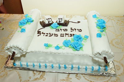 תיעוד: ליפא שמלצר חוגג בר מצווה לבן האסיר