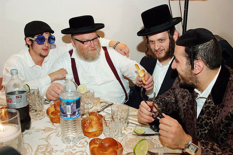 תיעוד: ליפא שמלצר חוגג בר מצווה לבן האסיר