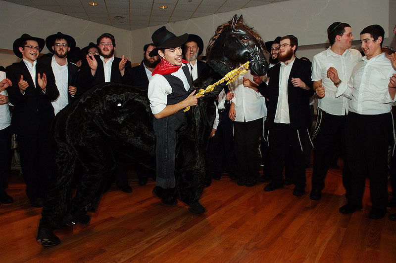 תיעוד: ליפא שמלצר חוגג בר מצווה לבן האסיר