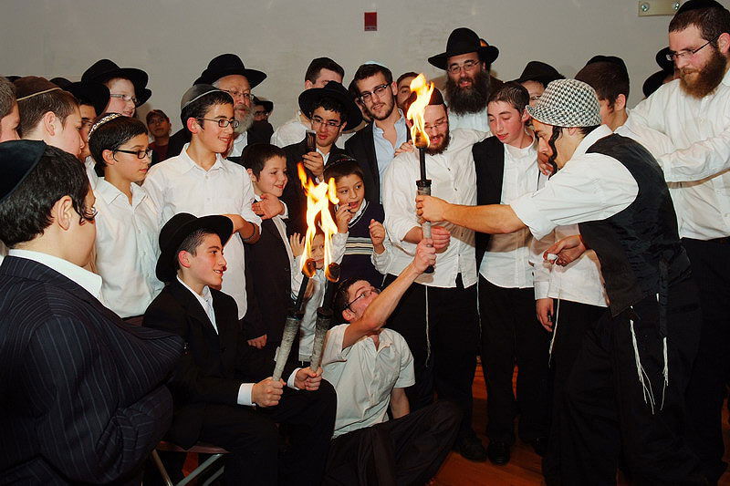 תיעוד: ליפא שמלצר חוגג בר מצווה לבן האסיר