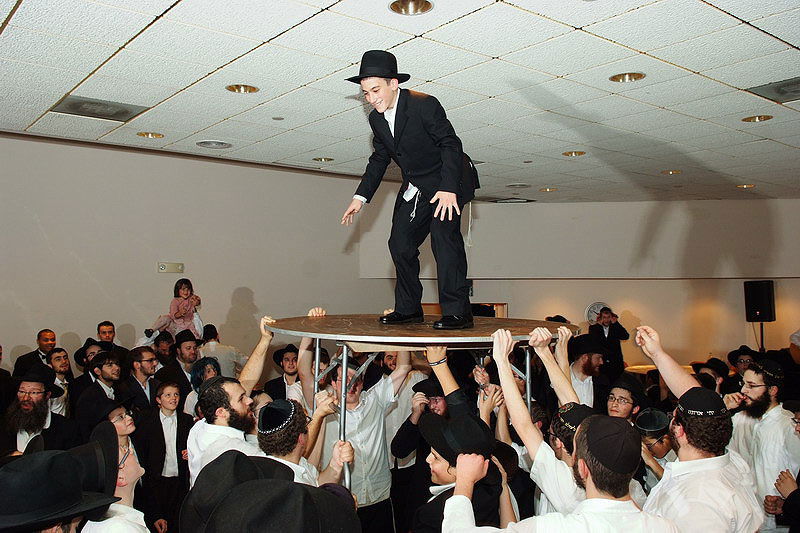 תיעוד: ליפא שמלצר חוגג בר מצווה לבן האסיר