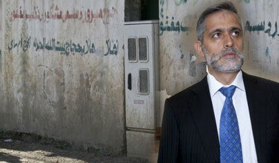 ישי על רקע מבנה בעיר