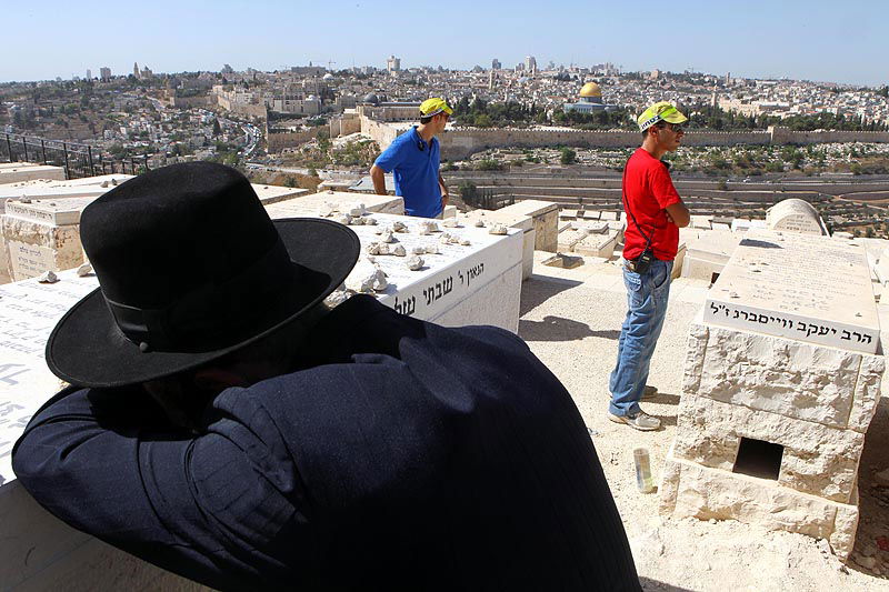 ישראל, 2010: מתפללים בהר-הזיתים, תחת אבטחה