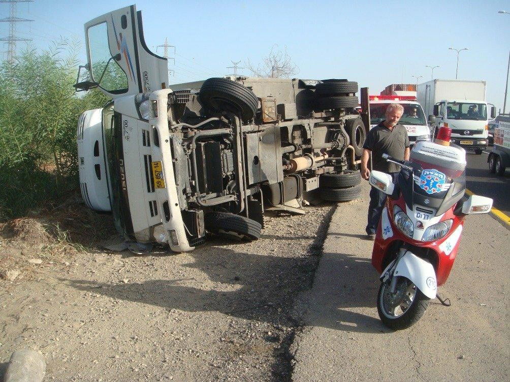 המשאית התהפכה בכביש 4, הנהג ניצל