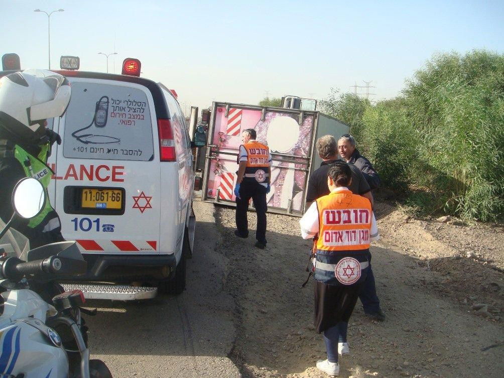 המשאית התהפכה בכביש 4, הנהג ניצל