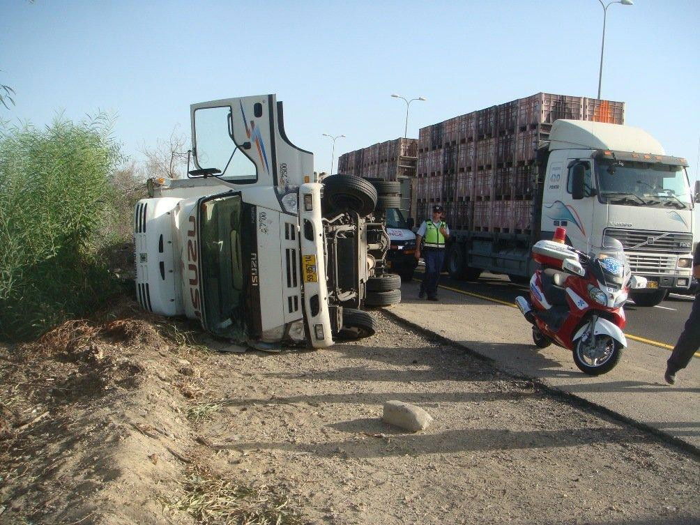 המשאית התהפכה בכביש 4, הנהג ניצל
