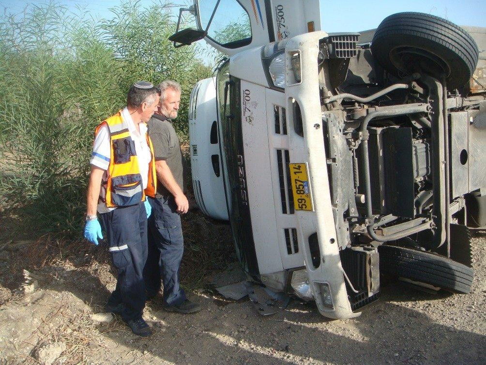 המשאית התהפכה בכביש 4, הנהג ניצל