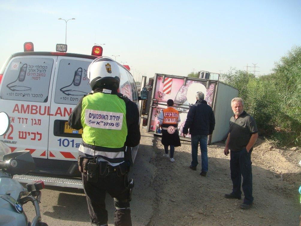 המשאית התהפכה בכביש 4, הנהג ניצל