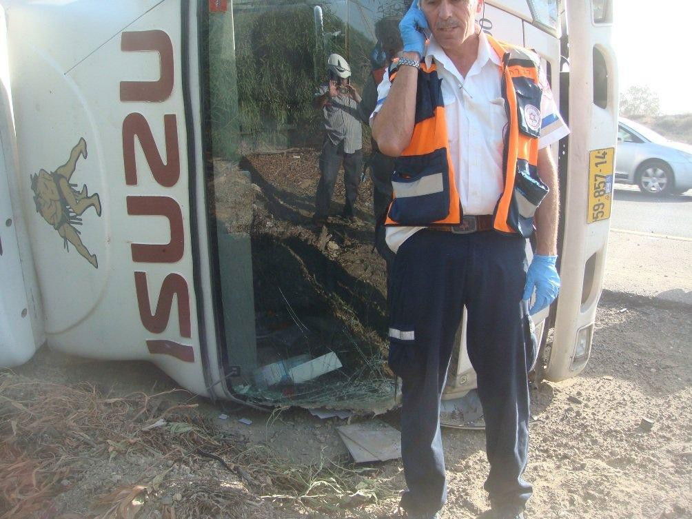 המשאית התהפכה בכביש 4, הנהג ניצל