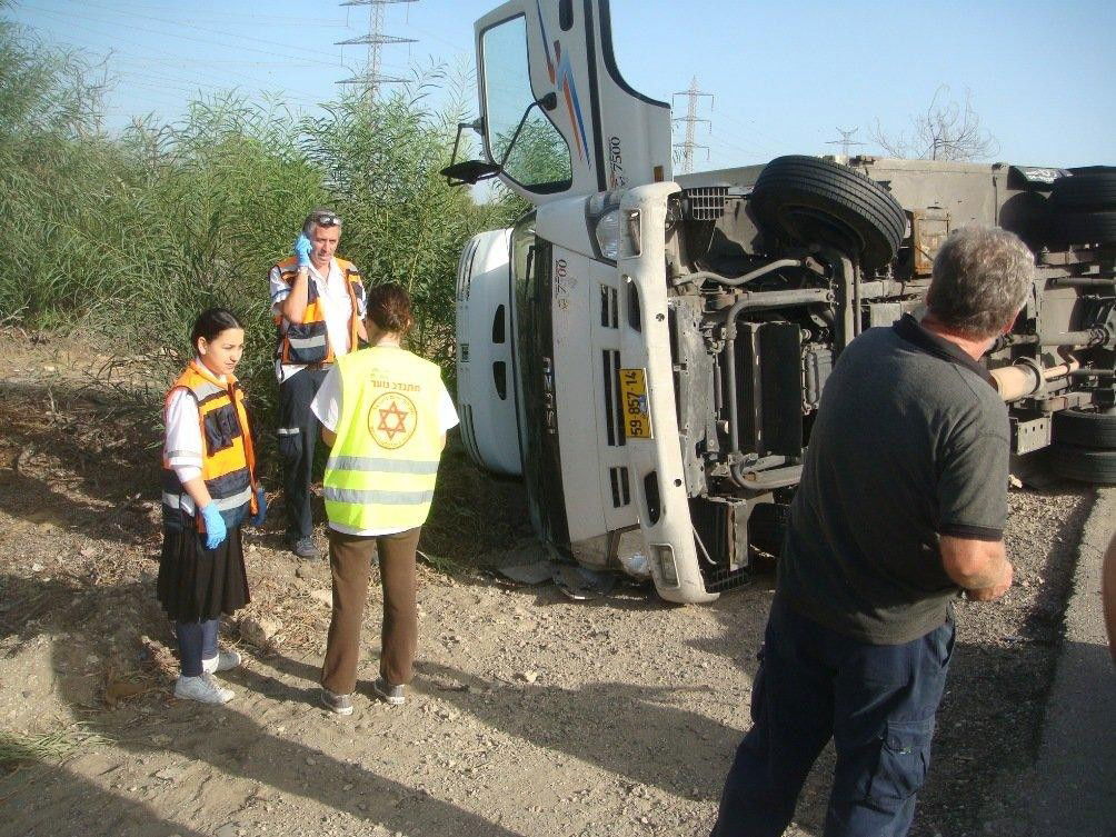 המשאית התהפכה בכביש 4, הנהג ניצל