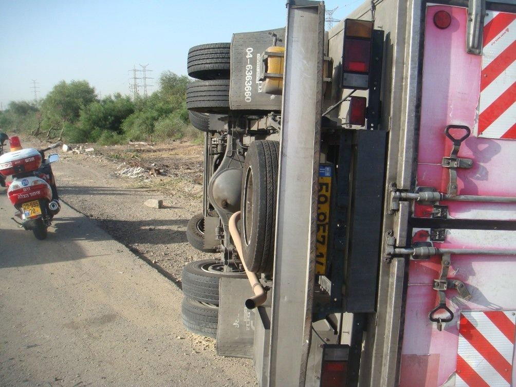 המשאית התהפכה בכביש 4, הנהג ניצל