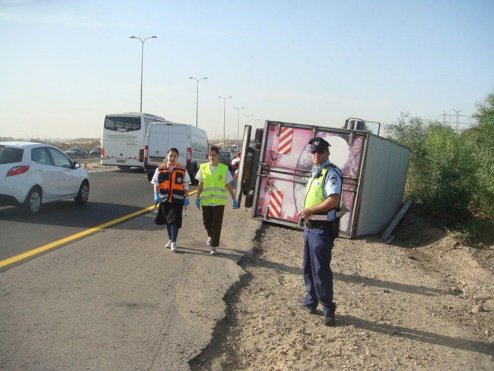 המשאית התהפכה בכביש 4, הנהג ניצל