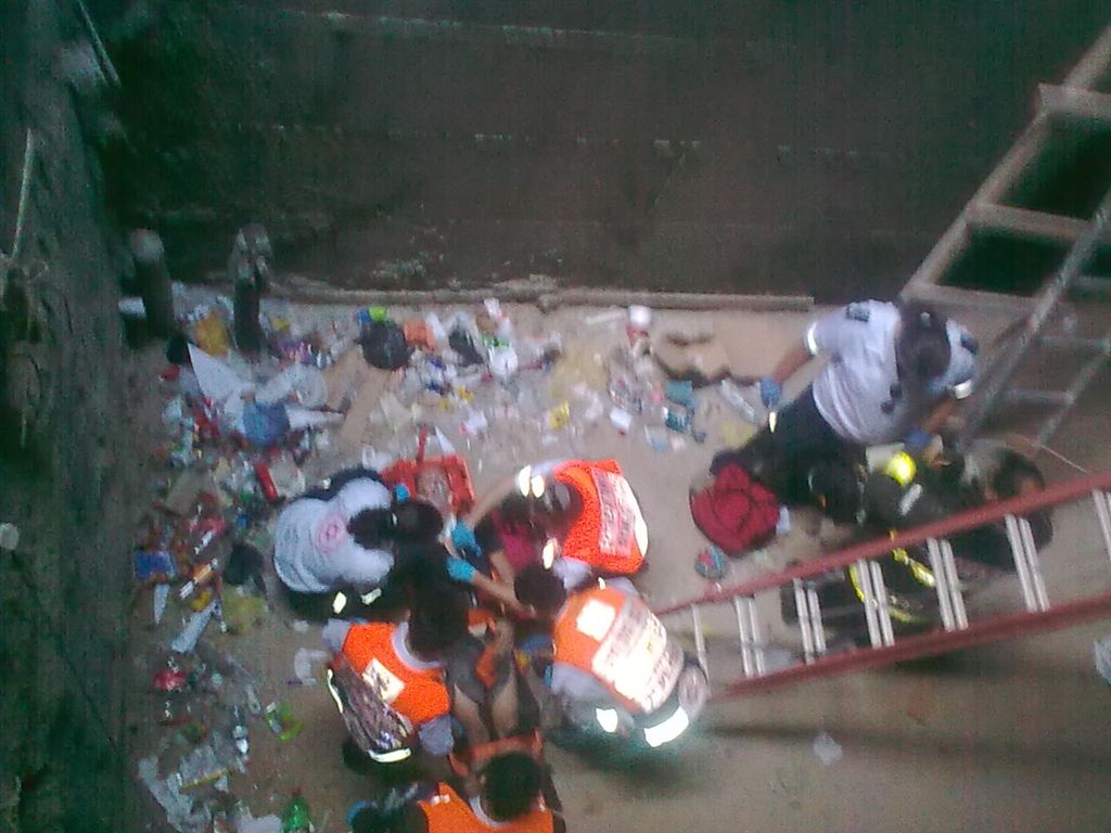 תיעוד: מחלצים פועל שנפל לבור 6 מטר