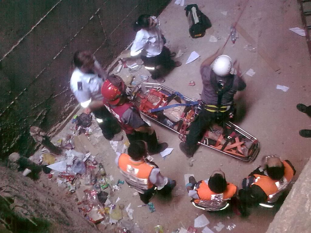 תיעוד: מחלצים פועל שנפל לבור 6 מטר