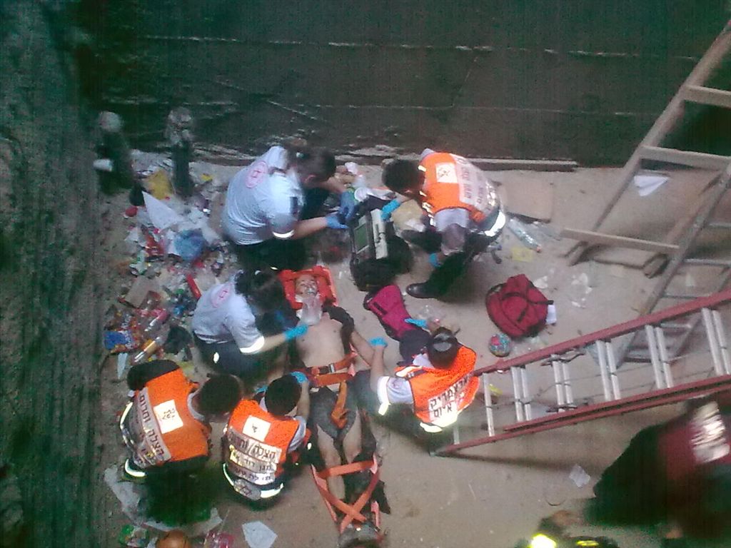 תיעוד: מחלצים פועל שנפל לבור 6 מטר