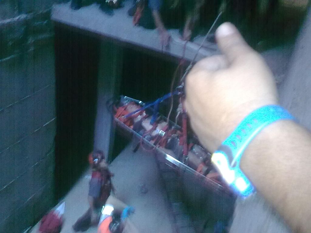 תיעוד: מחלצים פועל שנפל לבור 6 מטר