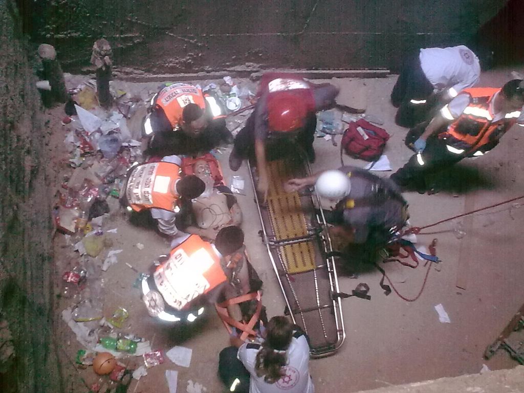 תיעוד: מחלצים פועל שנפל לבור 6 מטר