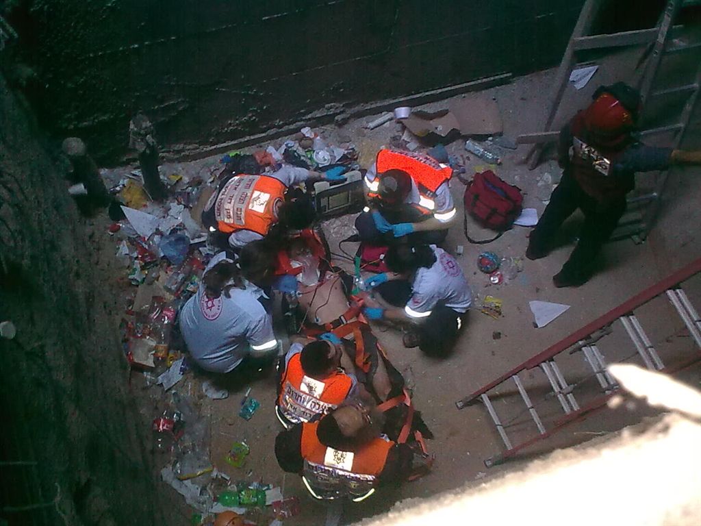 תיעוד: מחלצים פועל שנפל לבור 6 מטר