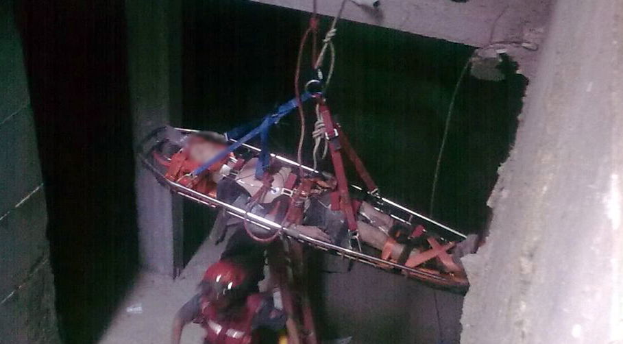 תיעוד: מחלצים פועל שנפל לבור 6 מטר