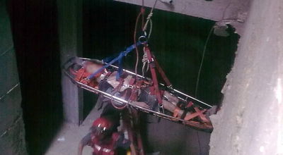 תיעוד: מחלצים פועל שנפל לבור 6 מטר