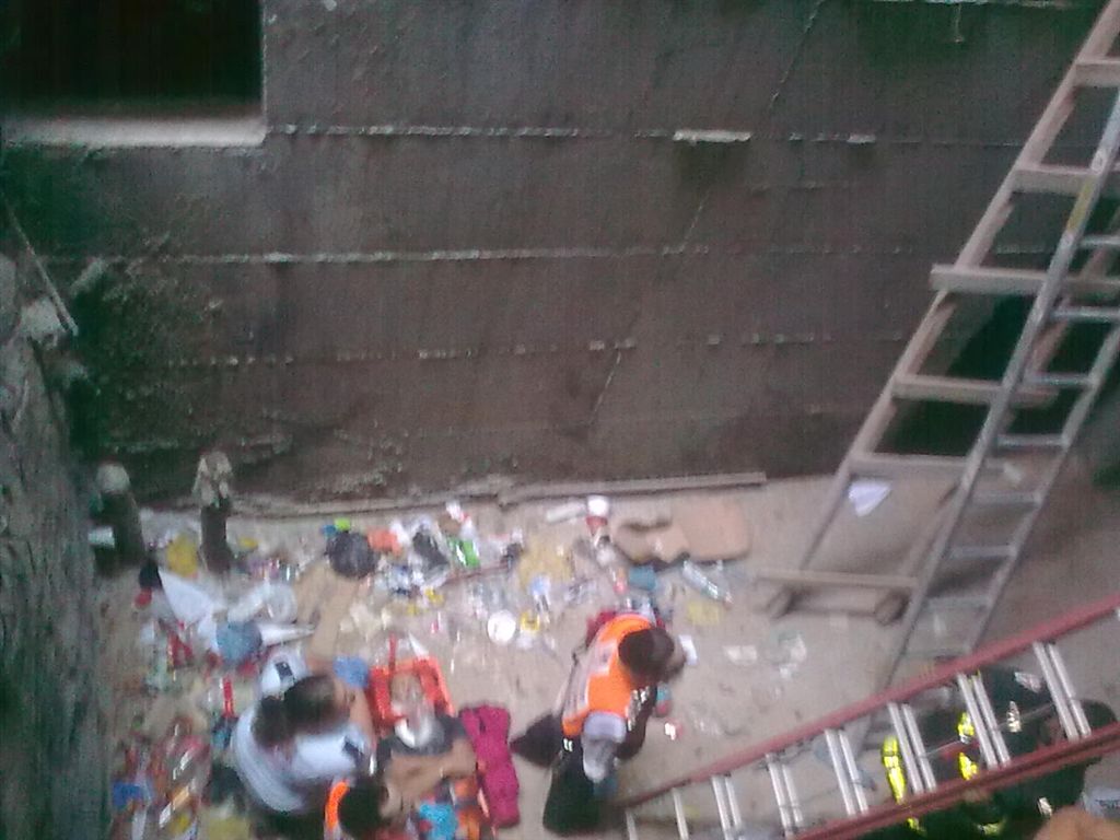 תיעוד: מחלצים פועל שנפל לבור 6 מטר