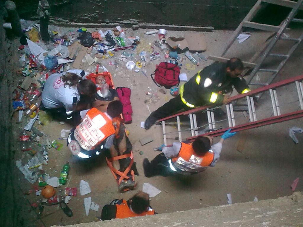 תיעוד: מחלצים פועל שנפל לבור 6 מטר