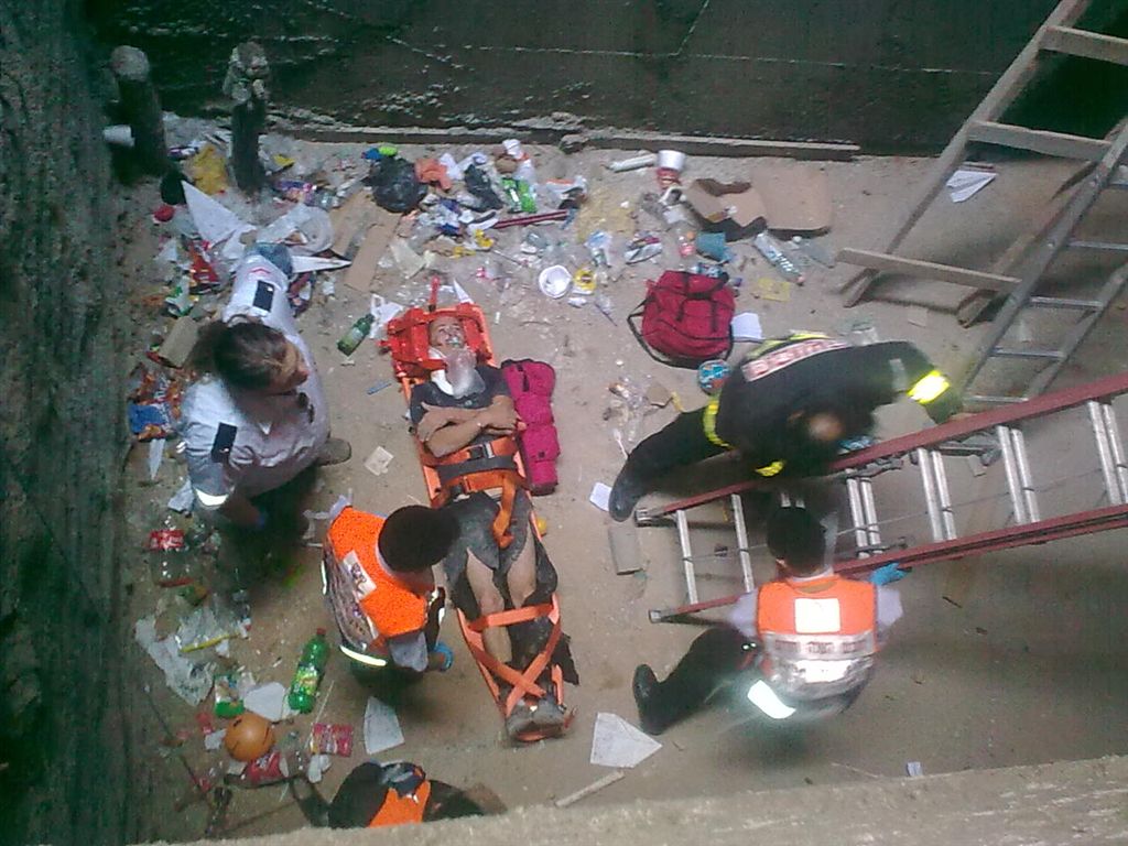 תיעוד: מחלצים פועל שנפל לבור 6 מטר