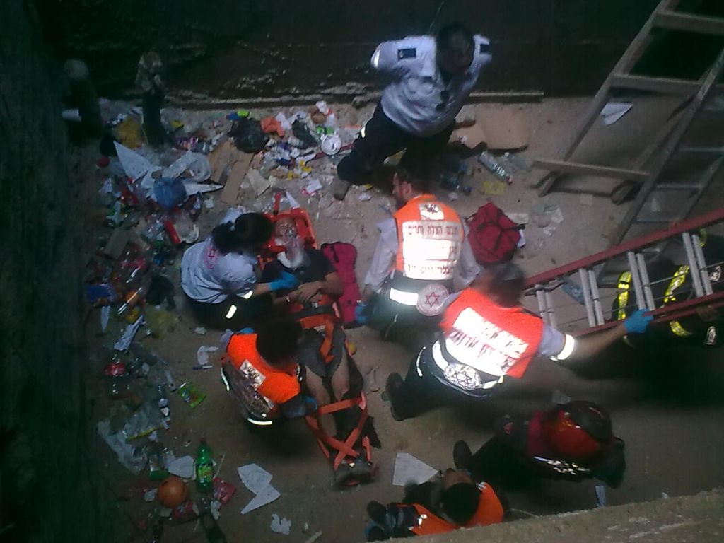 תיעוד: מחלצים פועל שנפל לבור 6 מטר