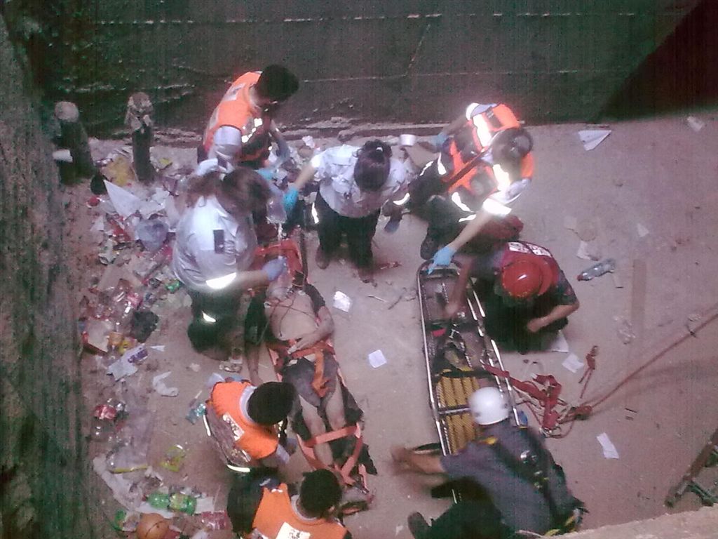 תיעוד: מחלצים פועל שנפל לבור 6 מטר