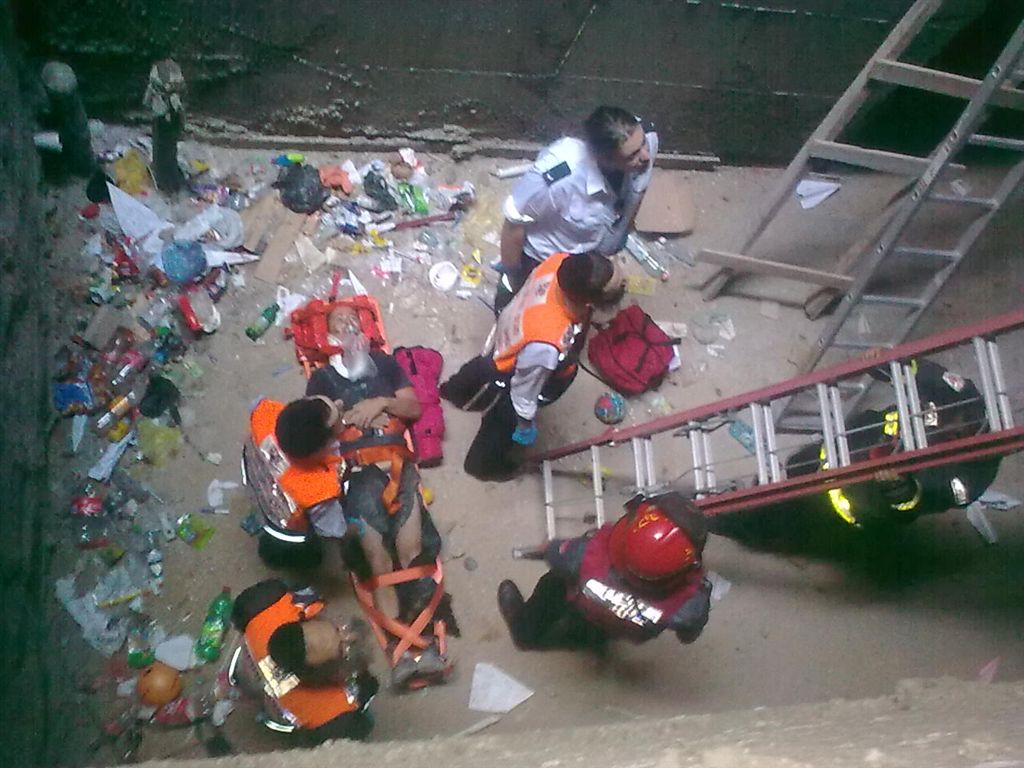 תיעוד: מחלצים פועל שנפל לבור 6 מטר