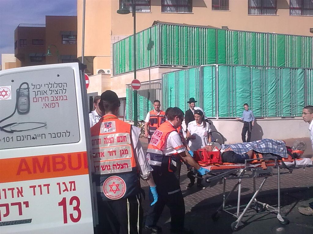 תיעוד: מחלצים פועל שנפל לבור 6 מטר