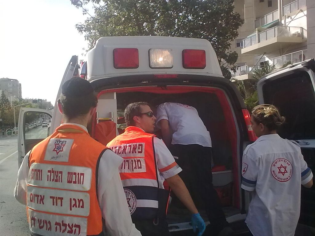 תיעוד: מחלצים פועל שנפל לבור 6 מטר