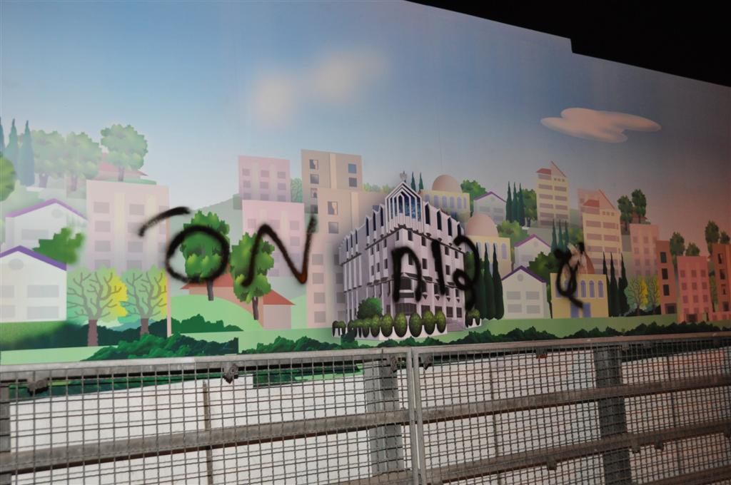 כתובות נאצה בבני-ברק על שלטי ענק