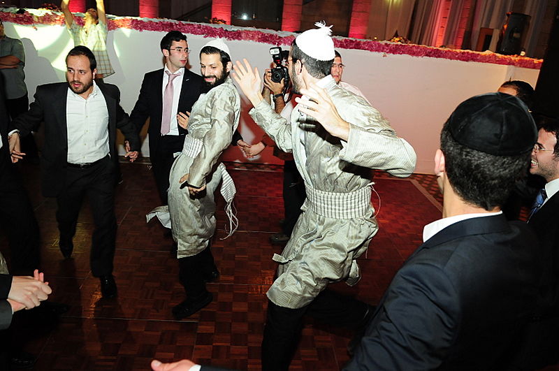 החתן והכלה הופתעו: מרדכי בן-דוד בא והופיע