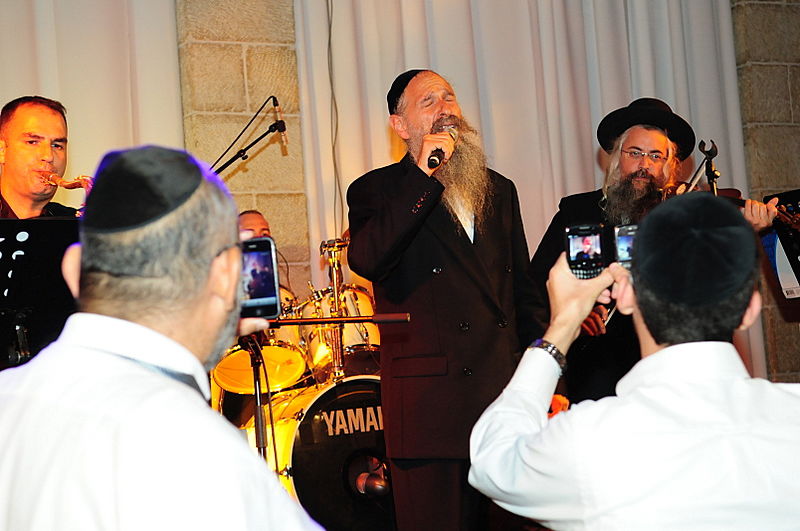 החתן והכלה הופתעו: מרדכי בן-דוד בא והופיע